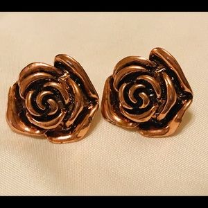 Gold rose stud earrings